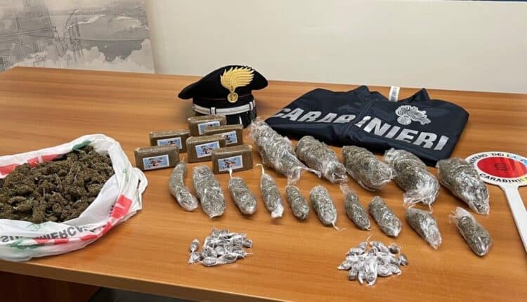 Crotone, arrestato un noto pluripregiudicato per spaccio di stupefacenti all’autostazione “Romano”