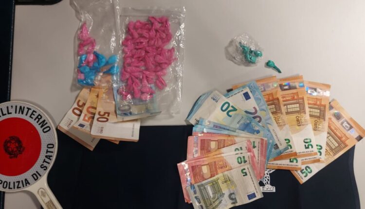 Torino: arrestati due giovani dalla polizia di stato per possesso di 16 dosi di cocaina e 63 di ecstasy.