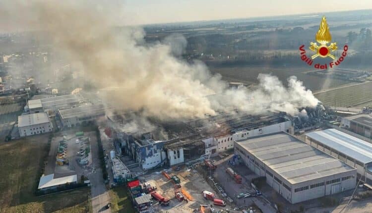 Verona, incendio alla Coati: prosegue l'azione di monitoraggio dell'aria da parte dei 3 comuni interessati