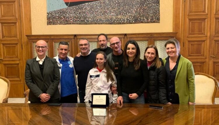 Bari: La targa di riconoscimento a Ramona Botta, giovane campionessa paralimpica barese
