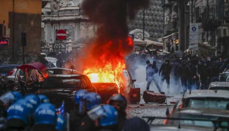 Napoli, scontri durante Napoli-Eintracht: emessi 5 DASPO