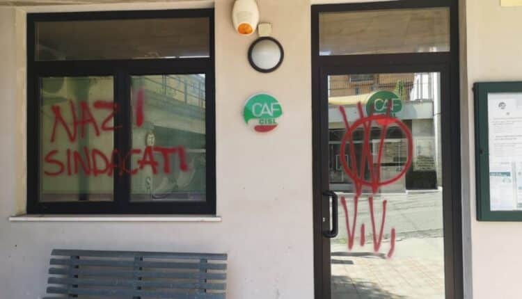 Teramo, identificata una donna responsabile degli imbrattamenti sulle vetrate della CIGL e CISL