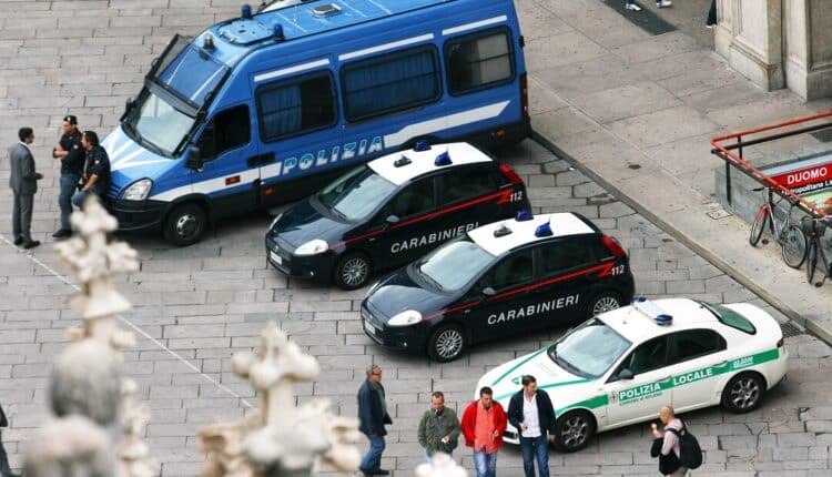 I due hanno individuato la vittima e, mentre uno la attirava utilizzando la tecnica del cosiddetto “specchietto”, l’altro si avventava sul braccio dell’ignara vittima, intenta a sistemare lo specchietto retrovisore, e gli sottraeva, con uno strappo forte e violento, l’orologio di valore.