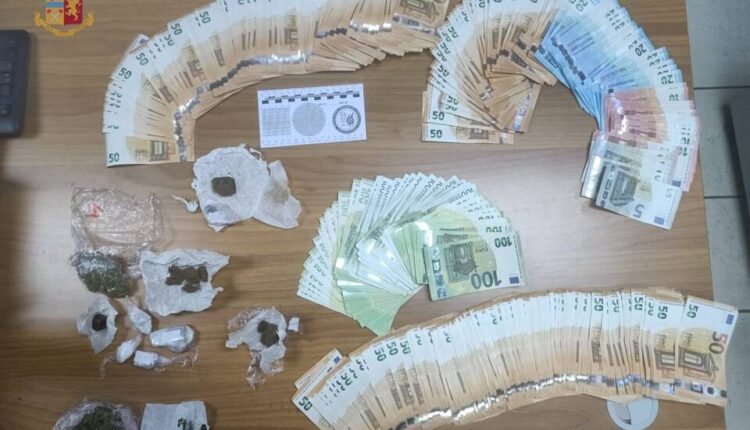 Taranto, due arresti e una denuncia per presunto reato di spaccio di sostanze stupefacenti.