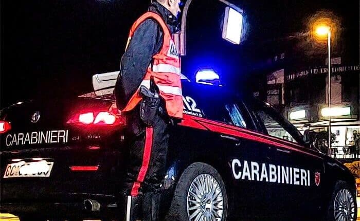 Trapani, afferra la pompa di benzina e fa il pieno appena una signora autorizza il pagamento: pensionato denunciato ai Carabinieri.