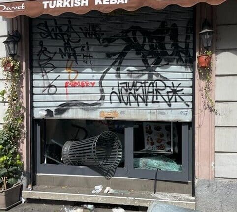 20230415 danneggiamento Kebab Porta Genova