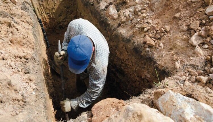 Trieste, escavatorista distratto “si scava la fossa” con le proprie mani