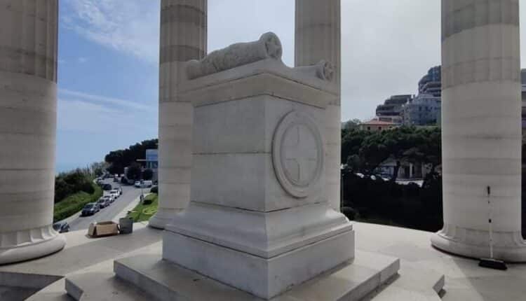 Ancona: Ripulito dalle scritte il Monumento ai Caduti del Passato