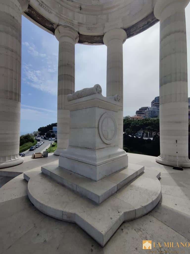 Ancona: Ripulito dalle scritte il Monumento ai Caduti del Passato