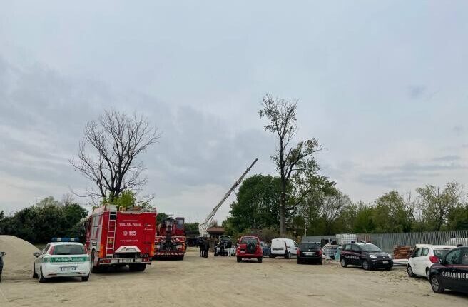 Opera, tre operai precipitati da una piattaforma aerea rimangono schiacciati dal cestello della gru.