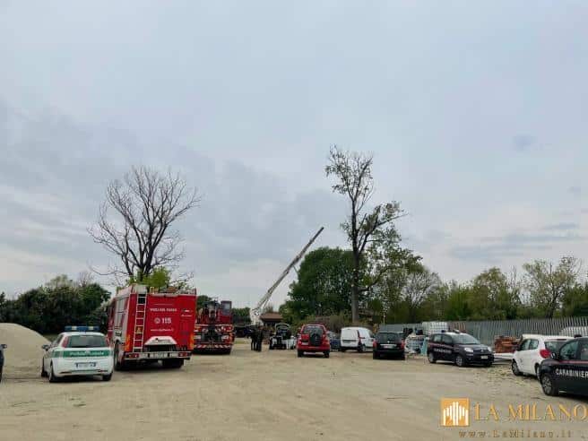 Opera, tre operai precipitati da una piattaforma aerea rimangono schiacciati dal cestello della gru.