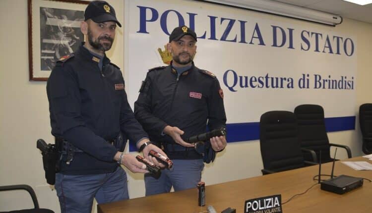 Brindisi, la Polizia annuncia 3 brindisini armati di taser