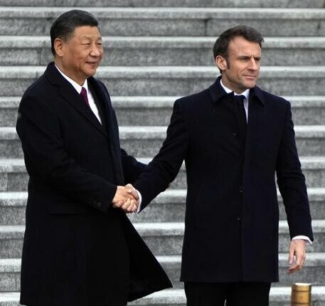 Al centro della missione del presidente francese, Macron, c’è il tentativo di intraprendere un percorso di pace per la crisi in Ucraina.