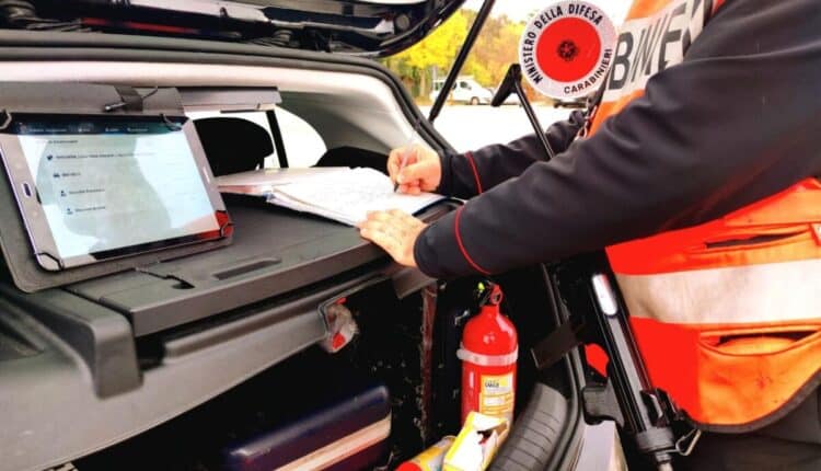 Trieste, usa un bambino di corporatura esile per rubare indumenti dal cassonetto Caritas: qualcosa va storto e viene arrestato dai Carabinieri.