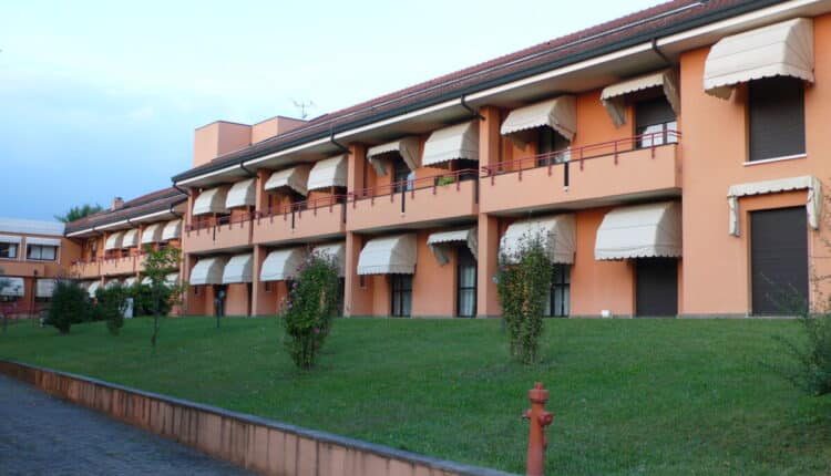 Alessandria, dipendente della casa di riposo Don Orione aggredisce un uomo e i Carabinieri.