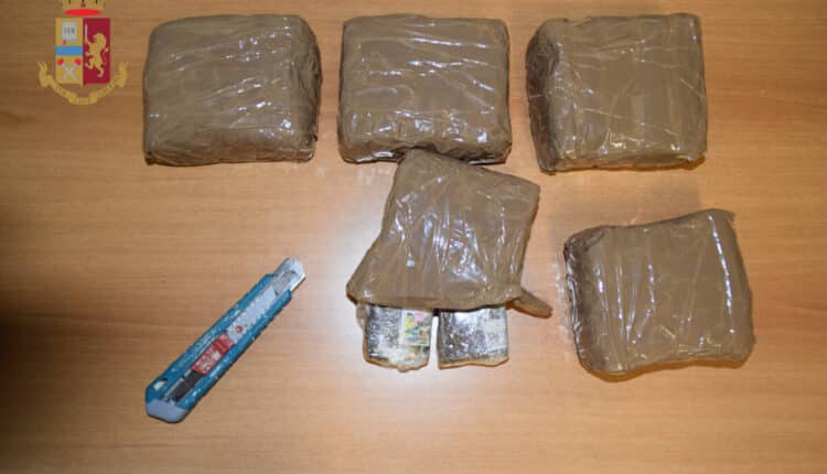 Lecce, la Polizia di Stato arresta una cittadina straniera in possesso di 2 kg di hashish
