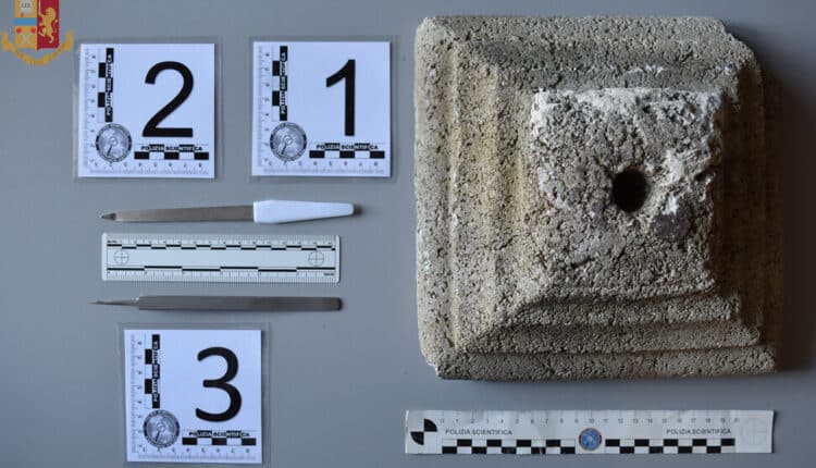 Lecce, lancia un manufatto dal bancone del quarto piano: i condomini hanno dovuto chiedere l’intervento di una pattuglia che lo ha arrestato.