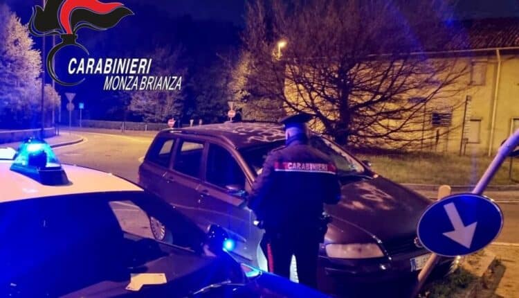 Seregno: 23enne ubriaco fa due giri di rotonda e si schianta contro un palo, denunciato dai Carabinieri. 