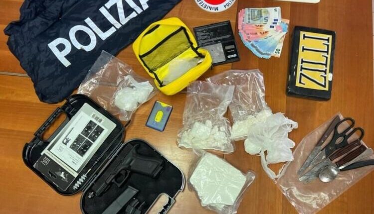 Crotone, arrestate tre persone nel quartiere Acquabona: trovati in un’abitazione 2 kg di cocaina, una pistola e denaro contante.