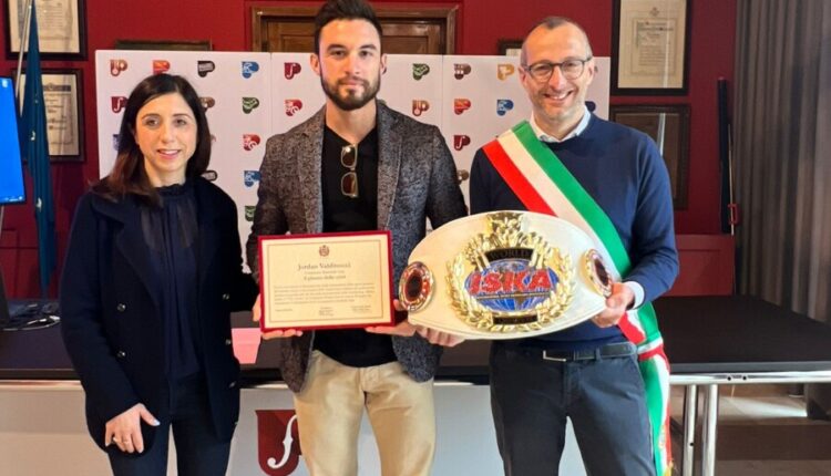 Jordan Valdinocci campione bis di kickboxing, Ricci e Della Dora consegnano il Plauso della città: «Ambasciatore dello sport pesarese nel mondo».