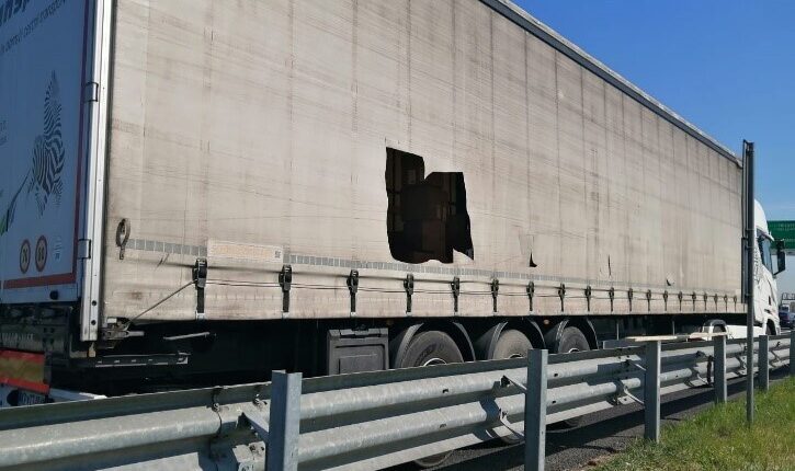 Venezia, tecnica del taglio telo: così i capi di un’organizzazione specializzata in furti riuscivano ad agire indisturbati ai danni degli autotrasportatori.