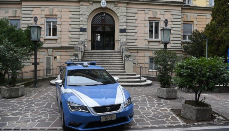 Bolzano, la Polizia notifica sette provvedimenti DACUR agli autori della rissa di Piazza delle Erbe.