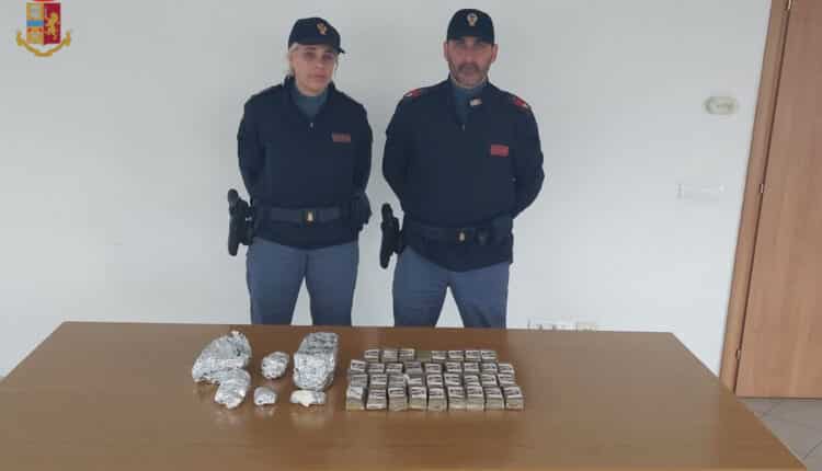 Colleferro, arrestato dalla Polizia di Stato: trovati all’interno di un trolley 4,7 kg di hashish e 350 grammi di cocaina. 