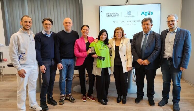 La Disabili No Limits di Giusy Versace consegna la mano bionica a Federica Aiello.