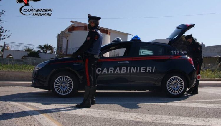 Trapani, era agli arresti domiciliari e aggredisce i carabinieri che lo controllavano: arrestato un ventitreenne. 