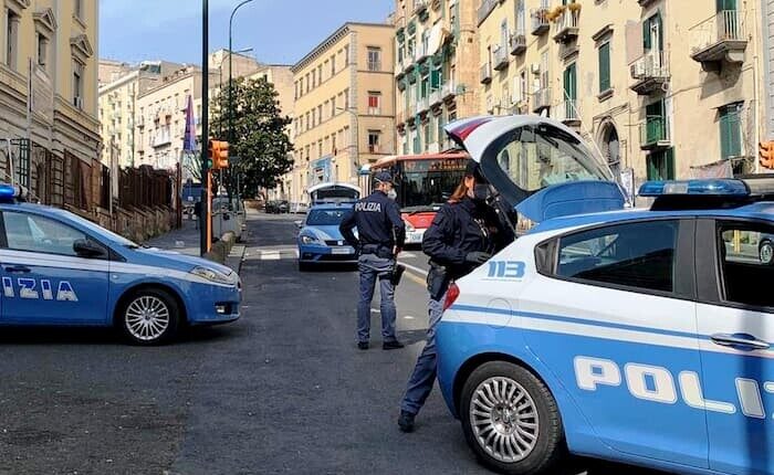 Chiaia (NA), perseguita l’ex moglie e aggredisce i poliziotti: arrestato