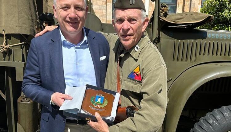 La Spezia: Donata una targa ricordo a Bill Cline.