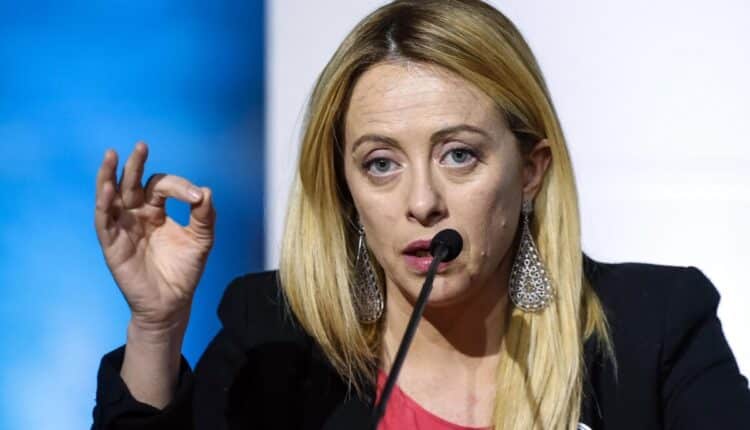 Vignetta ironica sulla "sostituzione etnica". Scattano le polemiche da parte dei partiti