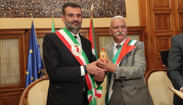 Bari: Avvenuta la sottoscrizione del gemellaggio tra la città di Bari e la città palestinese di Beit Jala a Palazzo di Città.