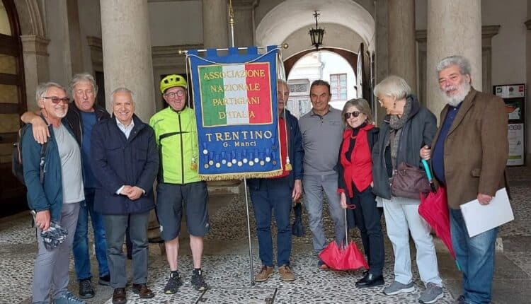 Trento: il “viaggio della memoria” del ciclista Bloisi ha fatto tappa a palazzo Thun