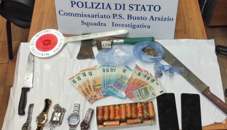 Busto Arsizio, movimenti sospetti in una casa abbandonata: i controlli hanno fatto emergere un covo per tossicodipendenti.