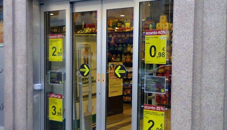 La scorsa mattina, alle ore 8:30 circa un responsabile del supermercato Carrefour Express di Via Galliano, mentre usciva dall’esercizio commerciale dopo aver prelevato l’incasso dei giorni precedenti (corrispondente a 5000 euro) è stato aggredito e minacciato con una pistola da un uomo. La vittima però, nonostante un forte colpo alla testa causato da una spinta, ha resistito all’aggressione.