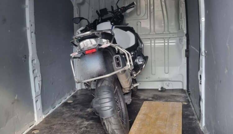 Milano, furti di moto nel centro città: arrestati 5 cittadini per reato di furto aggravato in concorso.