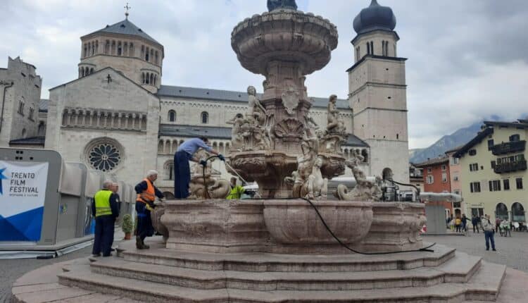Trento: Terminata oggi la pulizia della fontana del Nettuno dopo il raid ambientalista