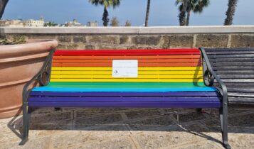 Bari: inaugurata la “panchina dell’amore” sulla muraglia nei pressi del Fortino di Sant’Antonio