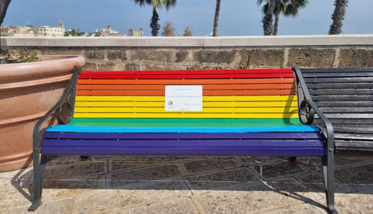 Bari: inaugurata la “panchina dell’amore” sulla muraglia nei pressi del Fortino di Sant’Antonio