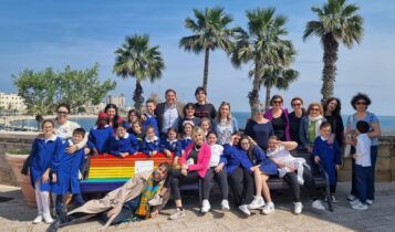 Bari: inaugurata la “panchina dell’amore” sulla muraglia nei pressi del Fortino di Sant’Antonio