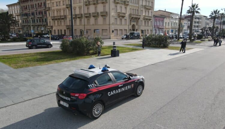 Lucca, ubriaco, offende e spintona i carabinieri durante un controllo: arrestato per resistenza e oltraggio.