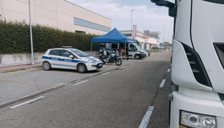Modena, guida senza patenti, irregolarità negli impianti dei mezzi, mancato rispetto dei vincoli di legge di guida e riposo da parte degli autisti di tir: oltre 5.000 euro di sanzioni per violazione del codice della strada.