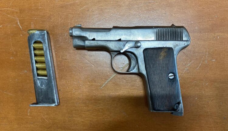 Casandrino, dorme con una pistola carica di 7 proiettili sul comodino: arrestato 21 enne.
