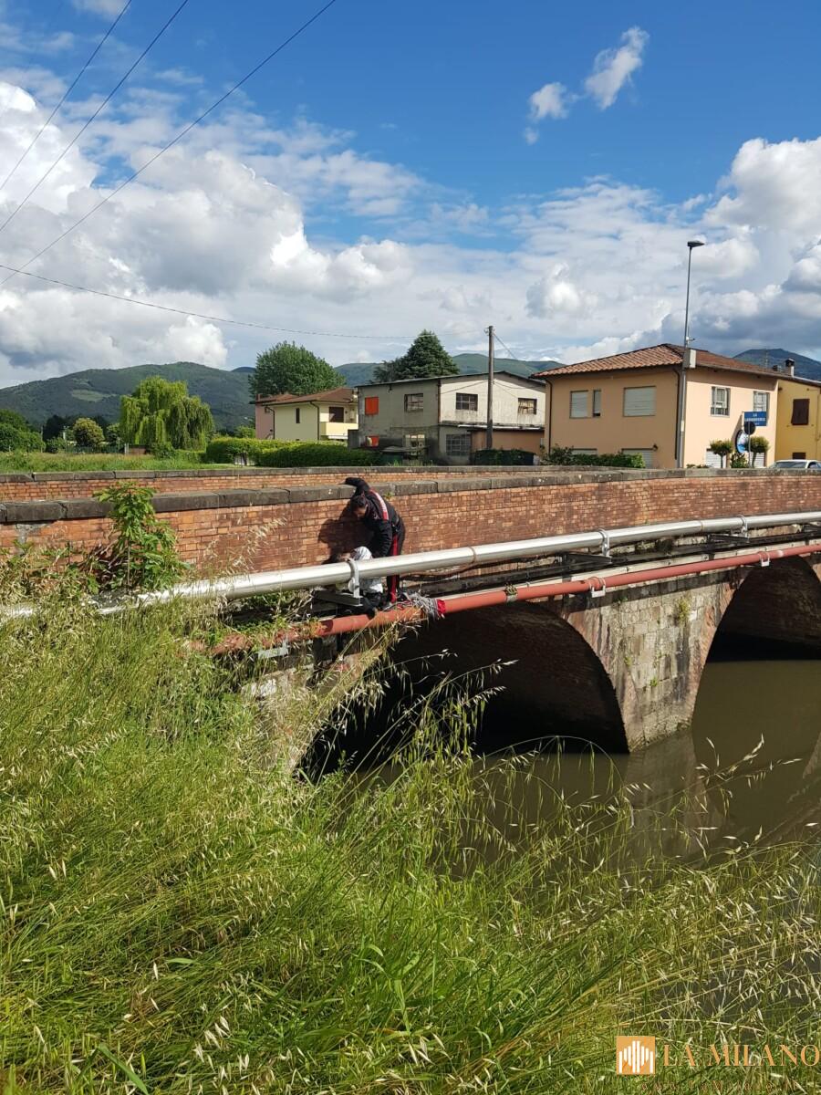 Lucca, tenta di lanciarsi dal viadotto: salvato dai Carabinieri.
