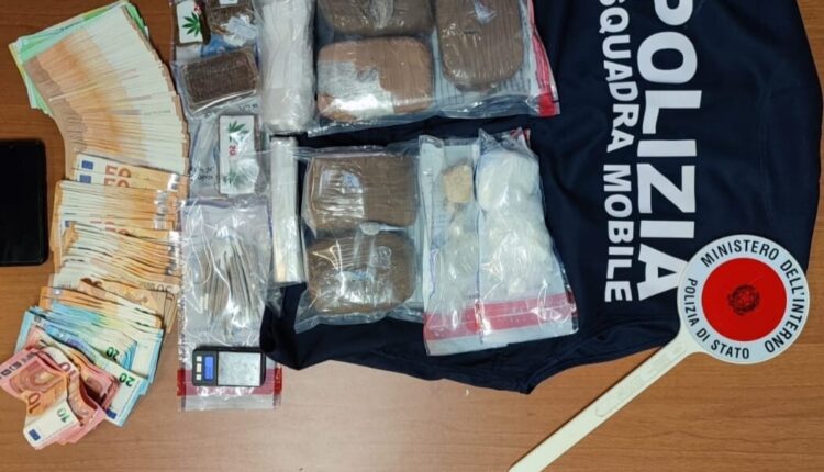 Pescara, un totale di 3kg di “droghe pesanti” in casa e nella soffitta:  all’arrivo degli agenti il 51enne ne getta inutilmente una parte dalla finestra. Il suo complice si sarebbe dovuto occupare di occultare quella in soffitta. 