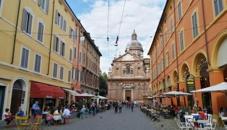 Modena: torna “Tavolini sotto le stelle”, l’iniziativa che favorisce la socialità negli spazi del centro storico