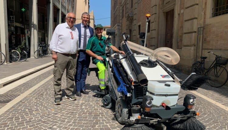 Pesaro, una città più pulita grazie alla nuova “minispazzatrice”: condizioni ideali per “un’estate da Capitale della Cultura Italiana”.