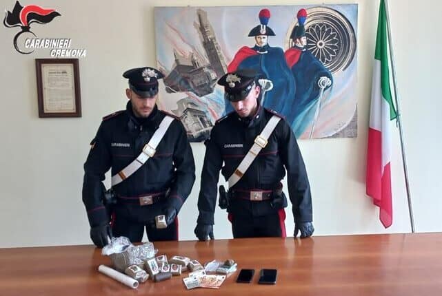 Crema, 2 minorenni in possesso 1,3kg di hashish: scontro con i Carabinieri che riescono a fermarli.