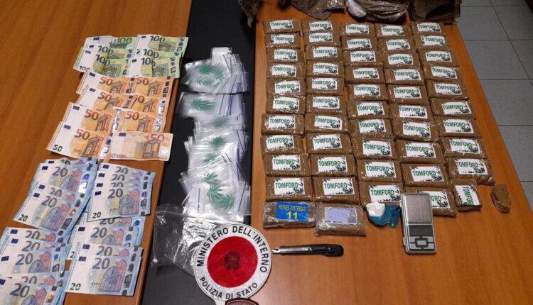 Torino, 51 panetti di hashish trovati nell’auto: due i soggetti arrestati. Il terzo è denunciato perché irregolare sul territorio.